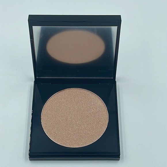 Laritzy Luxe Powder Pressed Highlighter (NWT) - Picture 2 of 5